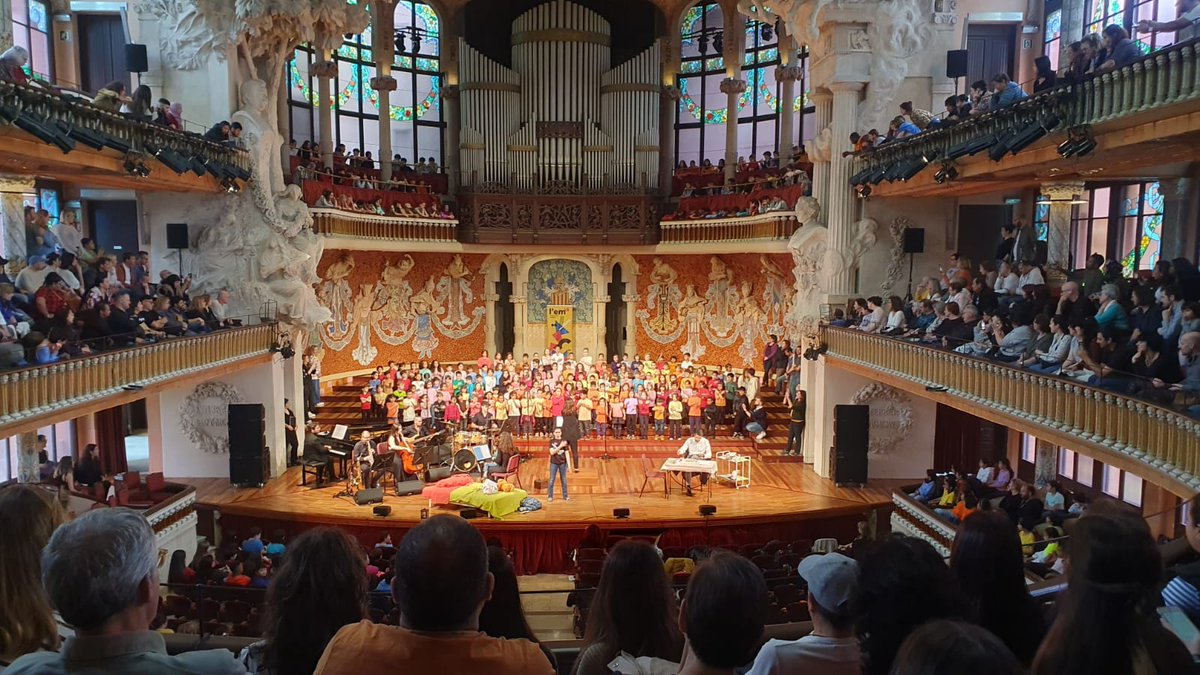 Cantata Escola de Músics 2024 al @palaumusicacat. 700 cantaires de 16 escoles de @Bcn_CiutatVella i d’altres Districtes i barris de #Barcelona, omplint de cançons el Palau. Gràcies mestres, educadors i famílies.