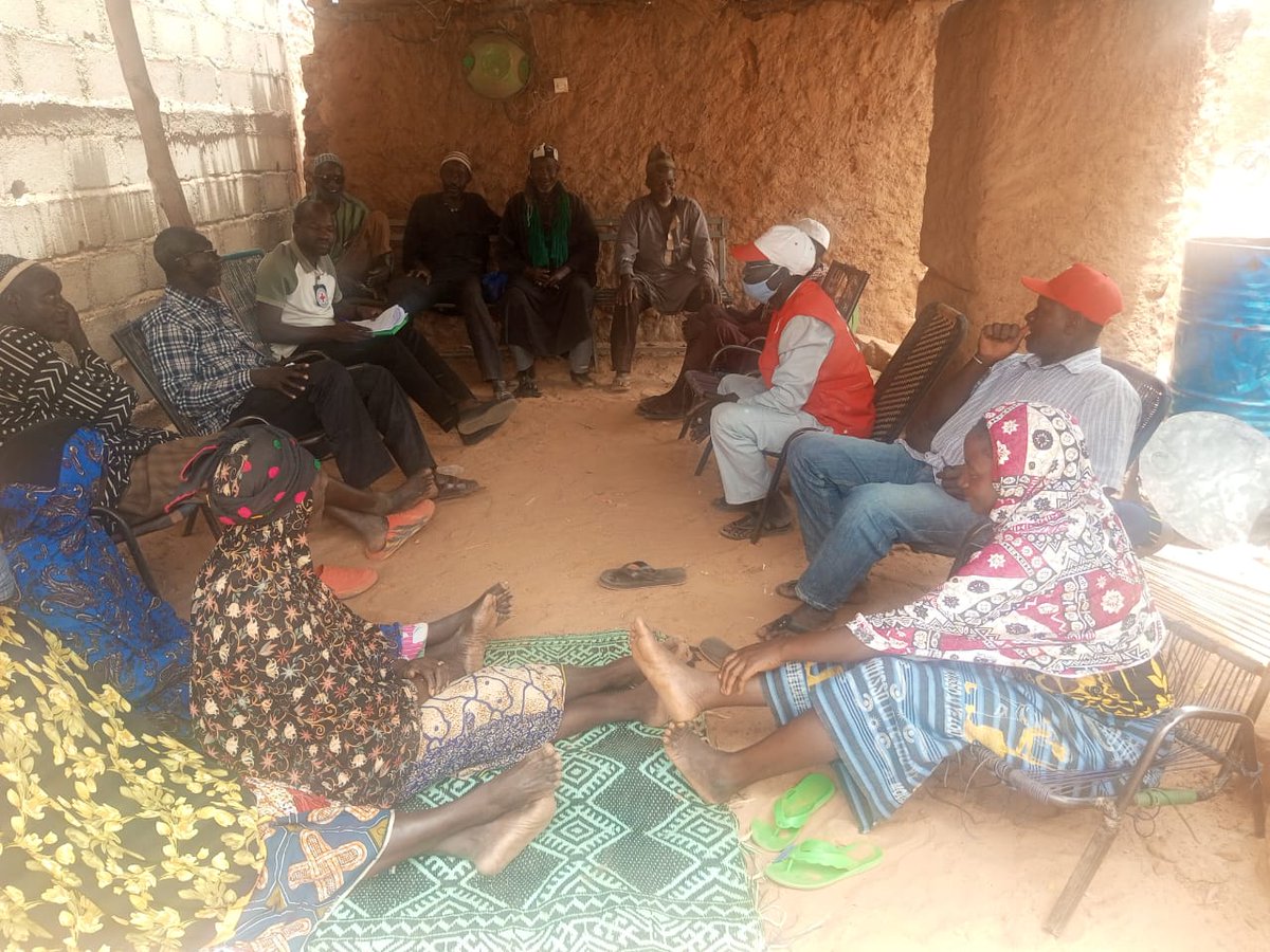 #Mali : des équipes @CICR_Mali et @CroixRougeMali en pleine évaluation des besoins humanitaires dans diverses localités du centre du pays. Nous dialoguons avec les communautés pour comprendre leurs défis et leurs initiatives de résilience que nous pourrons renforcer. #Humanité ❤️