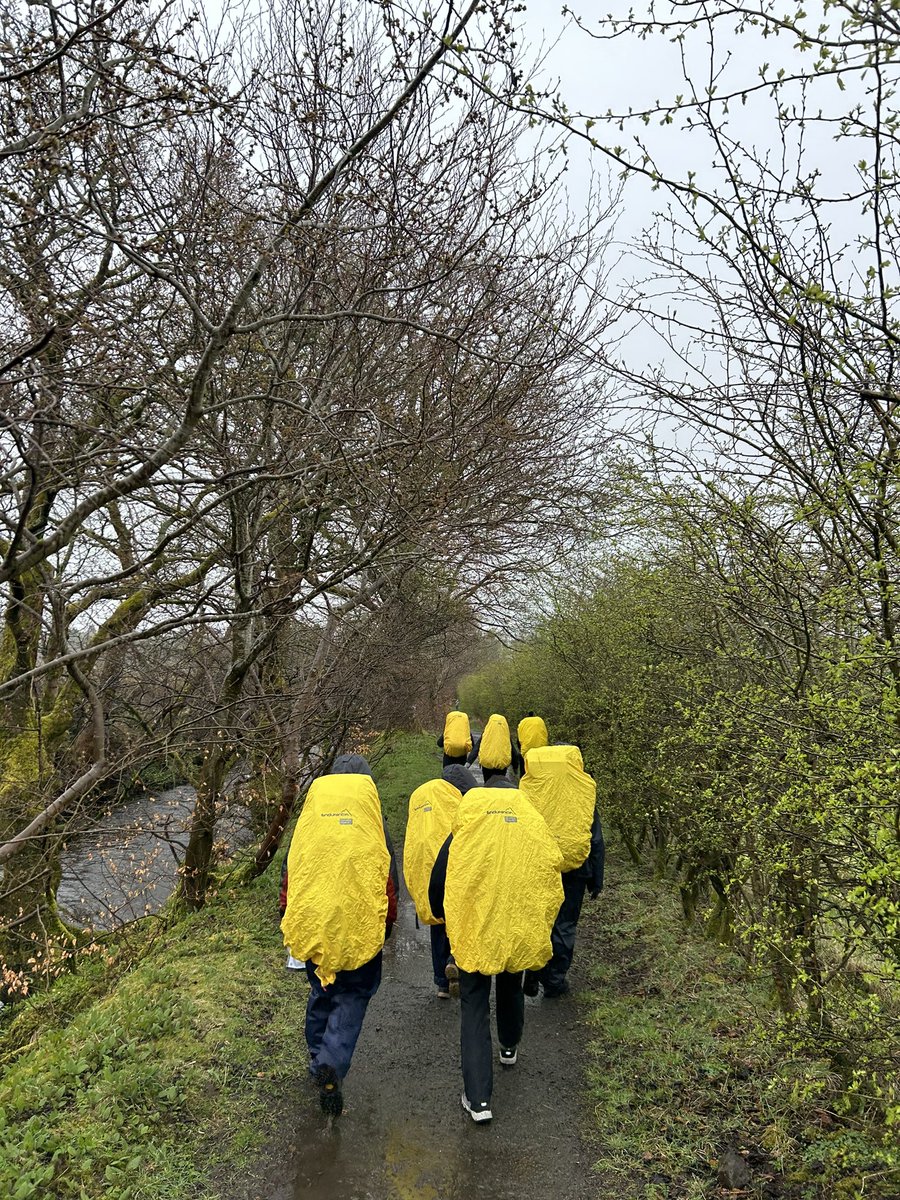 And they are on their way!! 2 groups of young people from @9thAirdrie Scouts and Monklands Division Girls Brigade. Bronze expedition in typical Scottish Weather #GirlPower @NLCYouthwork @ClydeScouts @ScoutsScotland @gbinscotland @kirstydofe @DofE @DofEScotland