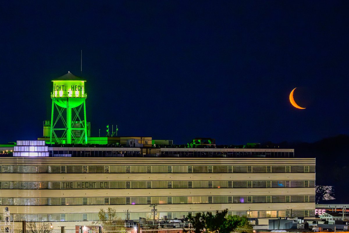 The crescent moon rising near the Hecht Warehouse building in northeast DC this morning. 
#DCwx @capitalweather