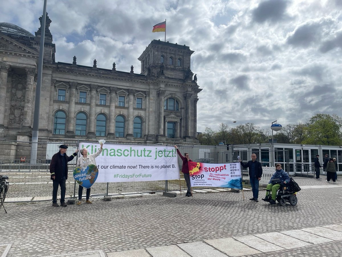 #twiff, 8, Fridays for future  Germany, Germany, Berlin, Bundestag, 2024-04-05
#Fridaysforfuture vigil for #ParisAgreement  @twiff together since 10 until 12 omas4future and Korea-Verband