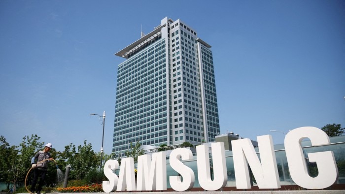 Samsung projects a remarkable Q1 operating profit of $4.9B, soaring 931% YoY, alongside sales of $52.68B, up 11.4% YoY. The surge in memory chip prices suggests a potential end to the chip downturn. #Samsung #Q1Earnings #MemoryChips #TechIndustry