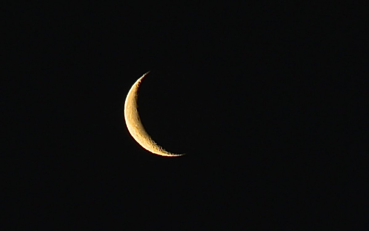 erick_ferris's tweet photo. Check out the #moon earlier! Same time, just a little iris adjustments ;) #AprilMoon 🌙🤗 https://t.co/sid6pghfkO