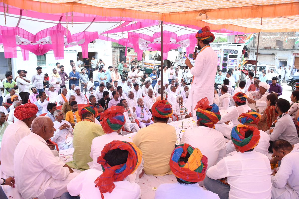 AnilChopra_'s tweet photo. जनसेवा का प्रण लेकर, 
हमें मिलकर साथ चलना है।

आज जमवारामगढ़ विधानसभा में पूर्व विधायक गोपाल जी मीणा, शंकरलाल जी मीणा, प्रधान रामफूल जी गुर्जर, चौमूं विधायक शिखा मील बराला जी, राकेश जी मीणा, महावीर जी गुर्जर, सरपंच व स्थानीय जनप्रतिनिधियों के साथ गढवाड़ी, बोबाड़ी व चीलपिली मोड़ में जनसम्पर्क कर जनता जनार्दन से आशीर्वाद लिया और मत व समर्थन की अपील की। 
#AnilChopra
#जयपुरग्रामीण