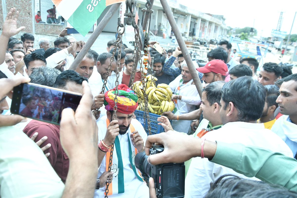 AnilChopra_'s tweet photo. जनसेवा का प्रण लेकर, 
हमें मिलकर साथ चलना है।

आज जमवारामगढ़ विधानसभा में पूर्व विधायक गोपाल जी मीणा, शंकरलाल जी मीणा, प्रधान रामफूल जी गुर्जर, चौमूं विधायक शिखा मील बराला जी, राकेश जी मीणा, महावीर जी गुर्जर, सरपंच व स्थानीय जनप्रतिनिधियों के साथ गढवाड़ी, बोबाड़ी व चीलपिली मोड़ में जनसम्पर्क कर जनता जनार्दन से आशीर्वाद लिया और मत व समर्थन की अपील की। 
#AnilChopra
#जयपुरग्रामीण