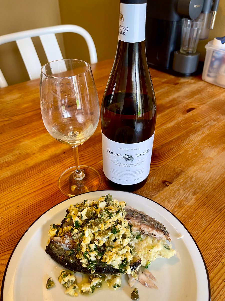 #FridayLunch #Mackerel #PotatoCeleriacMash #BrownButterSauce #DouroEagle Great combo for lunch w grilled mackerel filets, potato-celeriac mash, brown butter sauce w chopped eggs, capers & pickles. Excellent white Douro Eagle (PT), blend of 4 autochthonous Portuguese grapes. 86-88