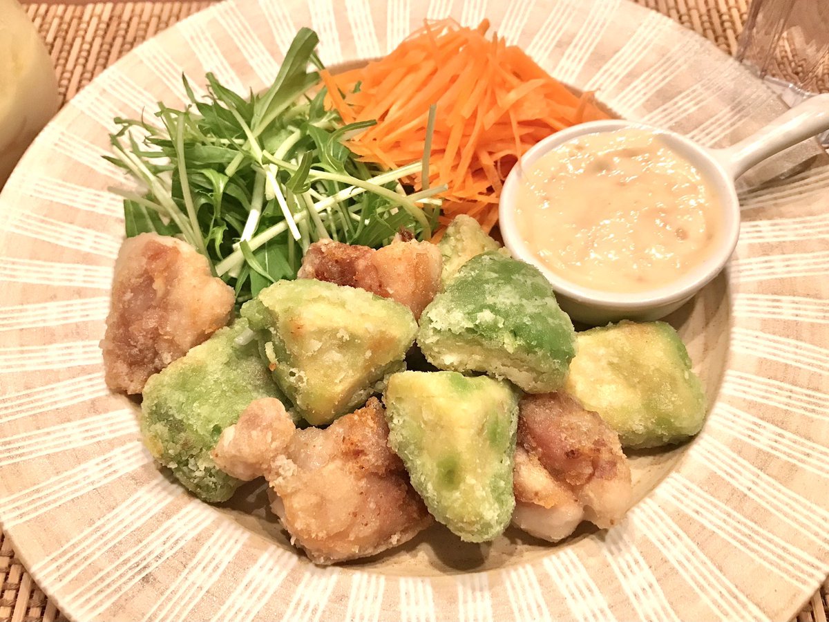 mainooyatsu's tweet photo. アボカドの一番好きな食べ方！アボカドと鶏もも肉に塩胡椒と片栗粉をまぶして揚げ焼き。1:2で混ぜた味噌マヨにつけて。アボカドのサクッとろっとした食感がたまりません🥑 https://t.co/LS7sREhYBI