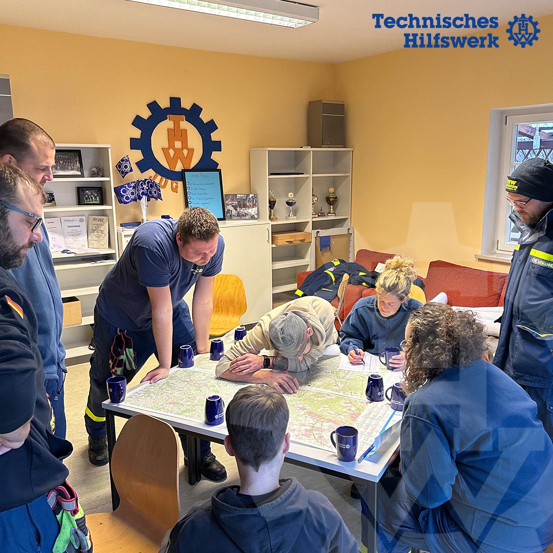 THW_BadAibling's tweet photo. Unterwegs bei der alljährlichen Marschübung: Traditionell ist im THW OV Bad Aibling die letzte Übung des Jahres eine Marschübung. Und so starteten am 16.12.2023 die Helfenden in mehreren Gruppen zu ihrer letzten Übung des Jahres. 

Anfangs galt es… https://t.co/BXmIy8IbRl https://t.co/s6XYp1HDAn