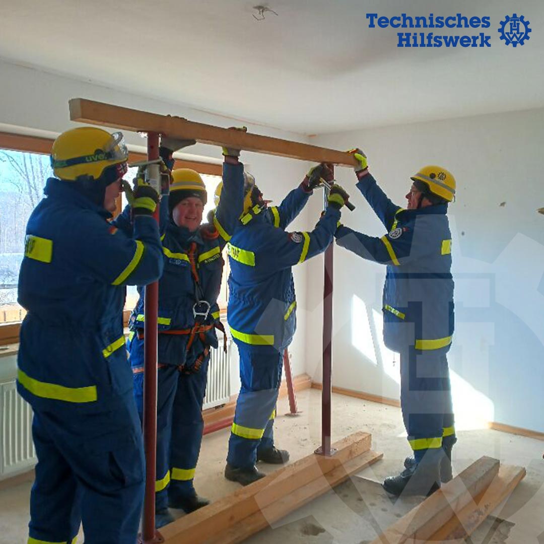 THW_BadAibling's tweet photo. Rückblick in den Januar: In einem leerstehenden Abrisshaus konnten wir im Januar Erkundung, Abstützen von Decken und Wänden, Mauerdurchbruch und Rettung von Verletzten üben. Der Einstieg erfolgte über eine Leiter, die ins 2. Stockwerk führte, da im… https://t.co/BjzDSgqV8S https://t.co/eVDOU72A48