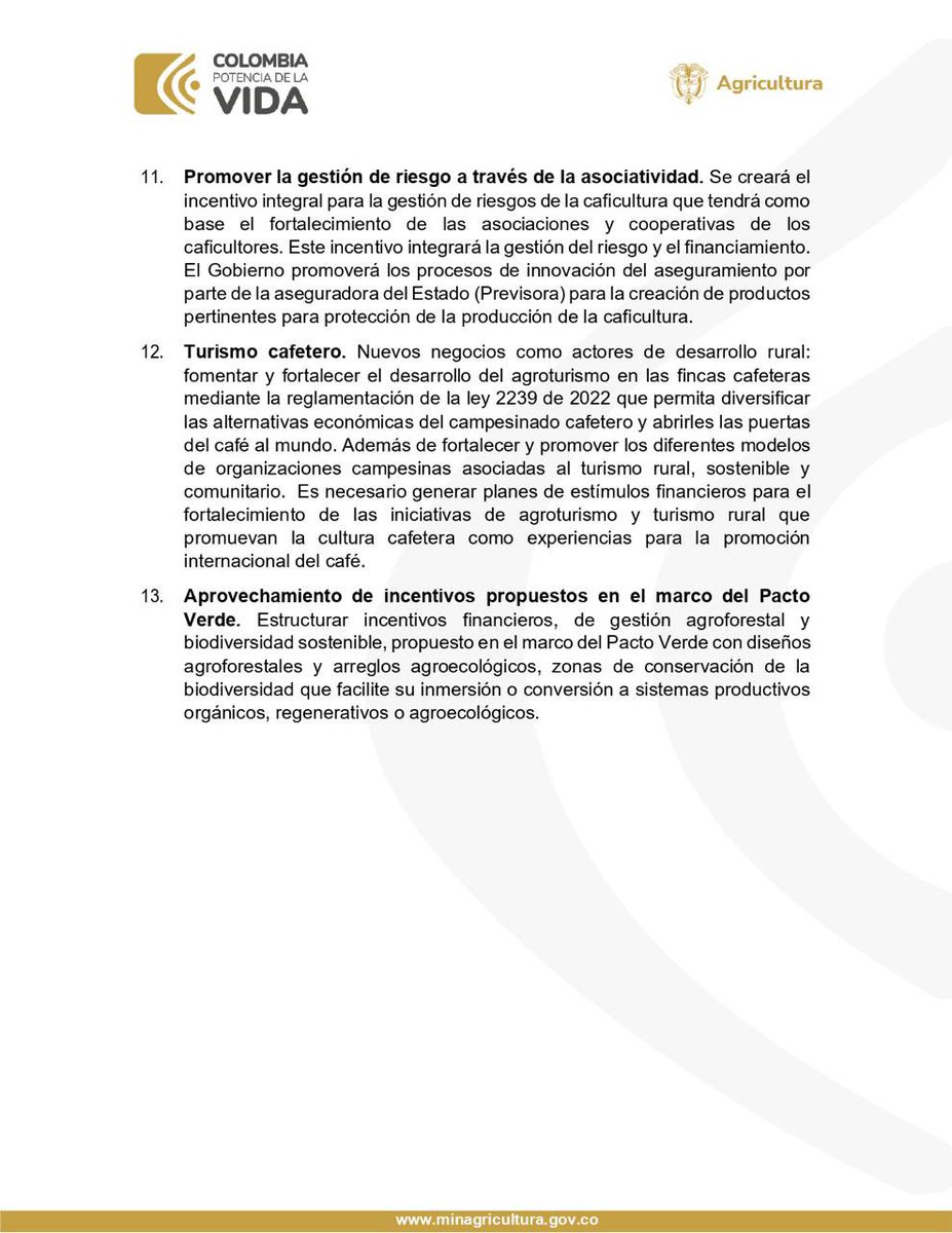 MinAgricultura's tweet image. ¡Este es el Gran #AcuerdoCafetero! ☕️📜 
Este documento será la hoja de ruta del sector, que busca renovarse y articular diferentes frentes para que la caficultura renazca con el brillo que merece. 👩‍🌾👨‍🌾 Con el respaldo del #GobiernoDelCampo, las montañas colombianas reverdecerán…