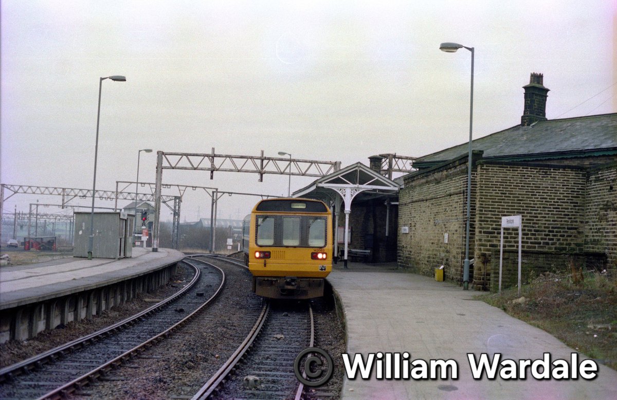 Class 144 009 & 142 083 at #Penistone railway station 

@Northern_Travel @JedKendray @WetdogFBK @WoodheadRoute @RailbusMemories #class144 #class142 #railwayhistory