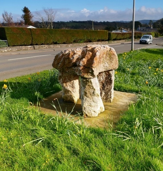 A wonderful mini dolmen on a grass verge in Benllech, Anglesey that captures the spirit of a full size one really well. Small enough to count for #FindsFriday I think! More 1/