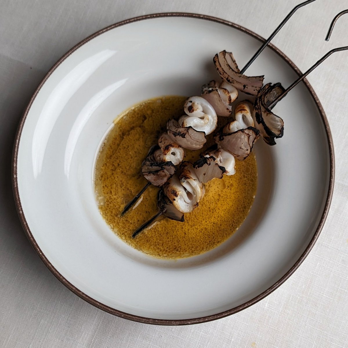 GRILLED BABY SQUID
roscoff onion
saffron broth
burnt allium oil

🔥🔥🔥

Orasay.london
