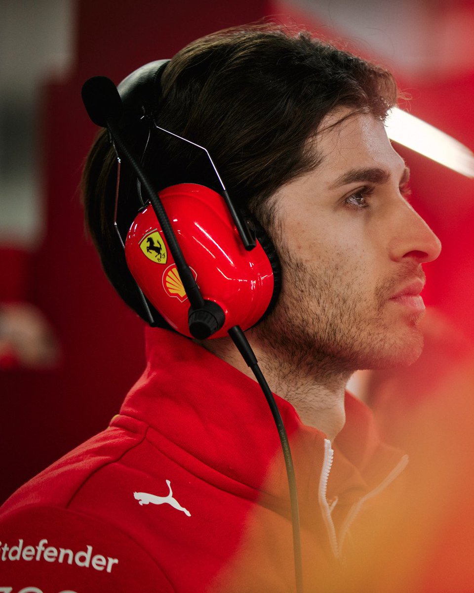 Ciao, Antonio 👋 Our reserve driver @Anto_Giovinazzi joins us in the garage this weekend 👊 #JapaneseGP 🇯🇵 #F1