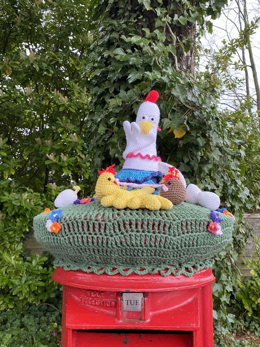 Thank you to this talented person 👏 An Easter holidays postbox topper delight 😍 🐔chicken 🐥chicks 🥚eggs 🌸beautiful blooms Thanks for brightening people's days ☺ 📍Ellis Road, Crowthorne 📸Marina Stedman