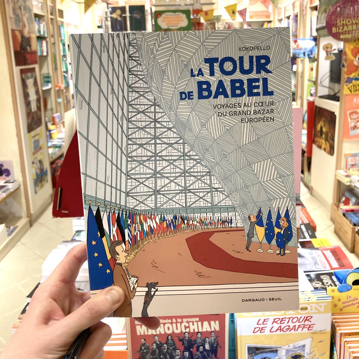 « La Tour de Babel » est désormais disponible en librairie ! Une aventure de 18 mois entre Bruxelles, Strasbourg, Tirana, Paris, Berlin, Varsovie, Stockholm, Athènes, San Francisco et Kiev pour raconter les coulisses de l’Union Européenne ! @EditionsDargaud @EditionsduSeuil