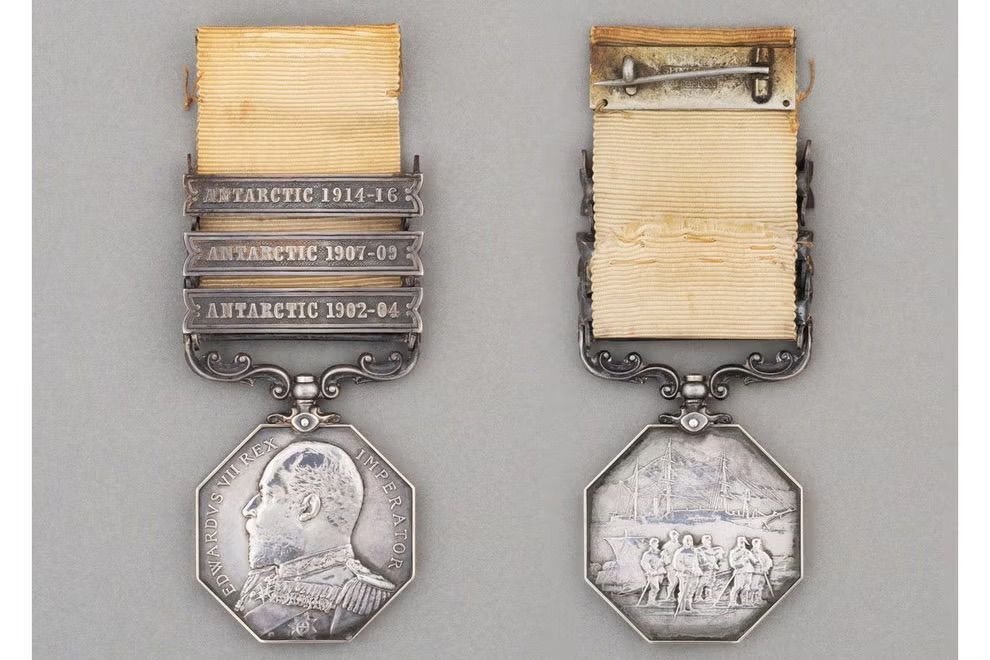 UK Bans Export of Final Shackleton Medal » Explorersweb bit.ly/4aI6sna