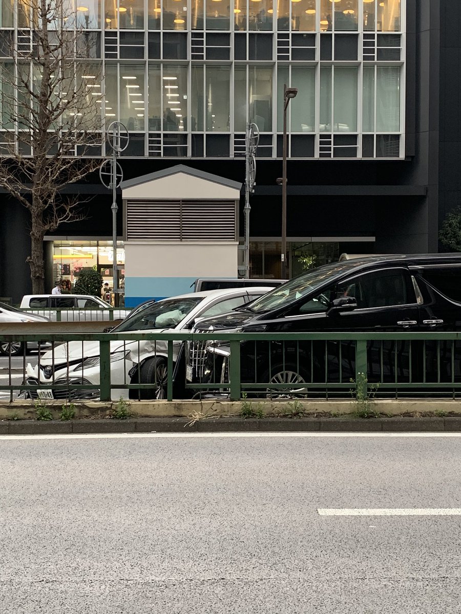 ZDZD0103's tweet photo. 夕方、日本橋高島屋裏の昭和通りでの連続追突事故。昭和通りは一時封鎖。 https://t.co/V5MG1k3qpf
