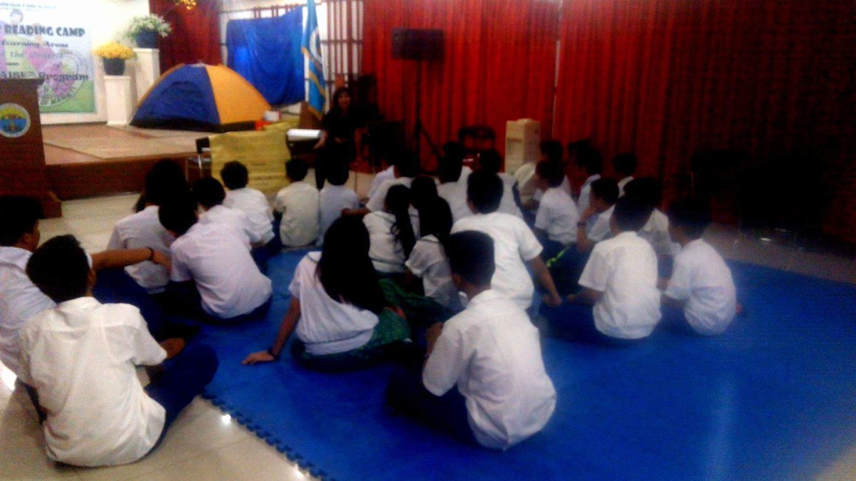 SUPERSTARNOLD11's tweet image. #ThrowbackPics Parang #SummerClass ito tapos nagFilm showing kami sa may AVR at nakaidlip ako dahil sa lamig at comfortable ng pwesto, lol!!