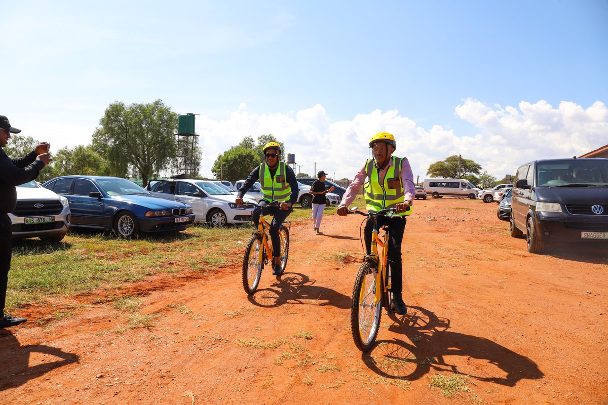 [PICTURES] Deputy Minister of Transport, @MangcuLisa and Hon. Kenny Morolong, Deputy Minister in the Presidency leading a safety cycling 🚴 education for the beneficiaries of the Shova Kalula initiative.

#shovakalula🚴 #Siyasebenza #30YearsofExcellence