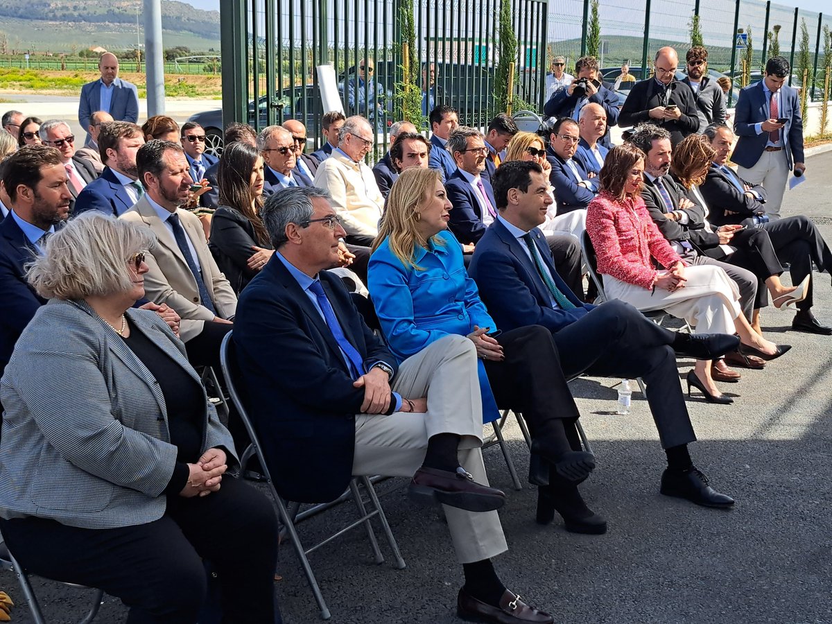 📌@diputacionMLG colabora con el #PuertoSeco de #Antequera con una inversión de 2,6 millones en la mejora de las carreteras de acceso.

🗣 @Francissalado: 'Se han realizado obras en seis vías que facilitan la conexión con este centro logístico'.

🔗 shorturl.at/eoLO7