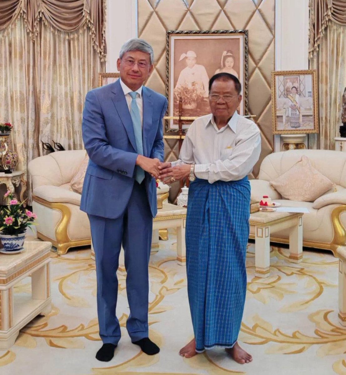 Khithitofficial's tweet photo. အာဏာရှင်ဟောင်း သန်းရွှေ၊ မောင်အေး နှင့် အငြိမ်းစား သမ္မတ  သိန်းစိန်တို့ကို တရုတ်သံအမတ်သွားတွေ့
Read more->https://t.co/f8XKH9luc4 https://t.co/WDVzXD48Vm