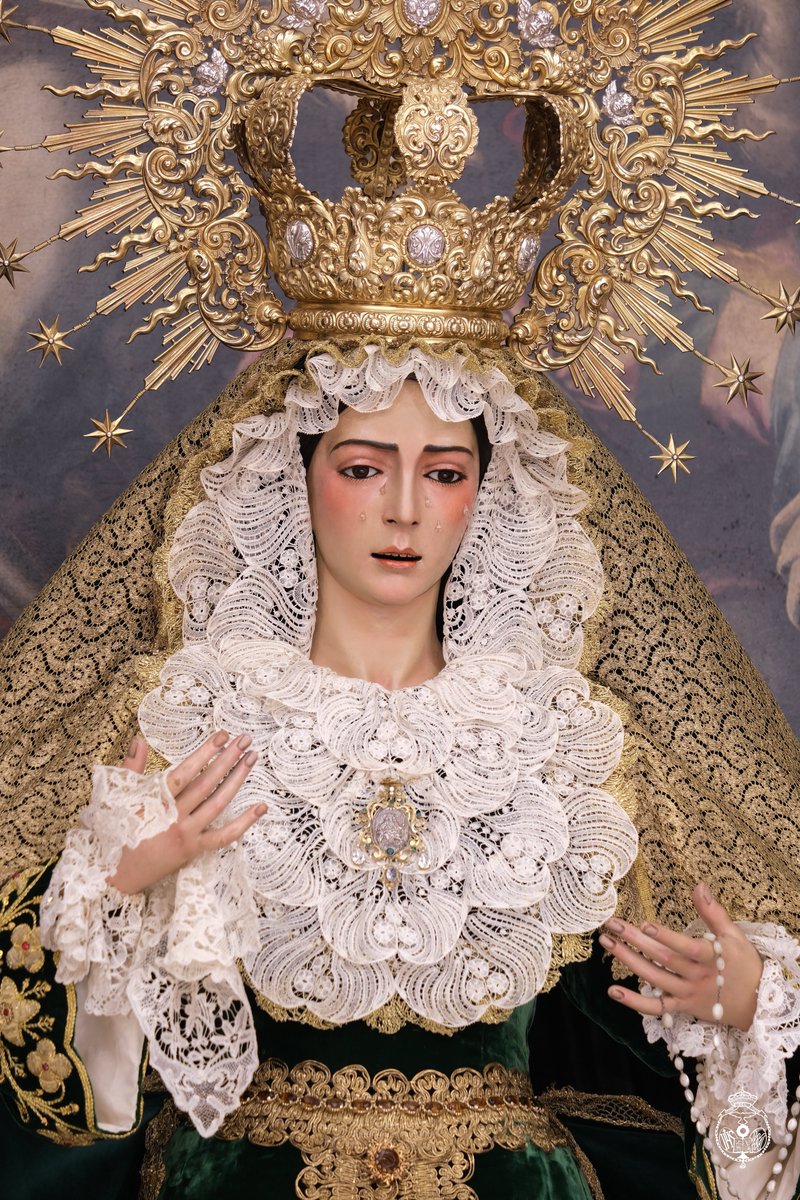 Así vuelve la Santísima Virgen del Rocío al Altar Mayor de la Iglesia de Santiago una vez pasada la #SemanaSanta. Le pedimos a Ella, por este tiempo Pascual que desemboca en un nuevo #Pentecostés. #RocíodelCielo 📸: Alejandro Braña