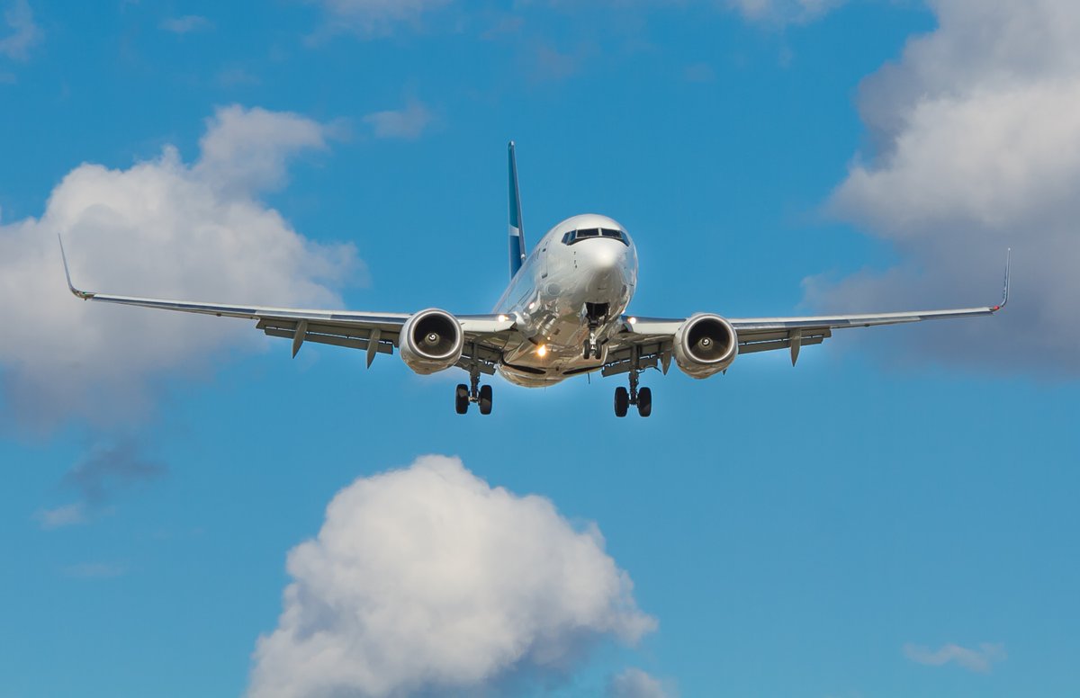 ✈️Traffic Report: Low ☁️ and 🌬️ may slow flights at @BostonLogan, @PHLAirport, @EWRairport, @JFKairport, @LGAairport, @LASairport, @flySEA and @fly2midway. Low ☁️ and ⛈️may cause delays at @flySFO, @iflymia and @FLLFlyer. bit.ly/FAAforecast