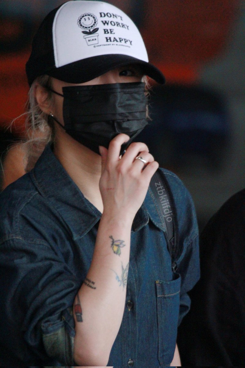 Her hand and tattoos I- #WHEEIN #휘인 #フィイン #丁輝人