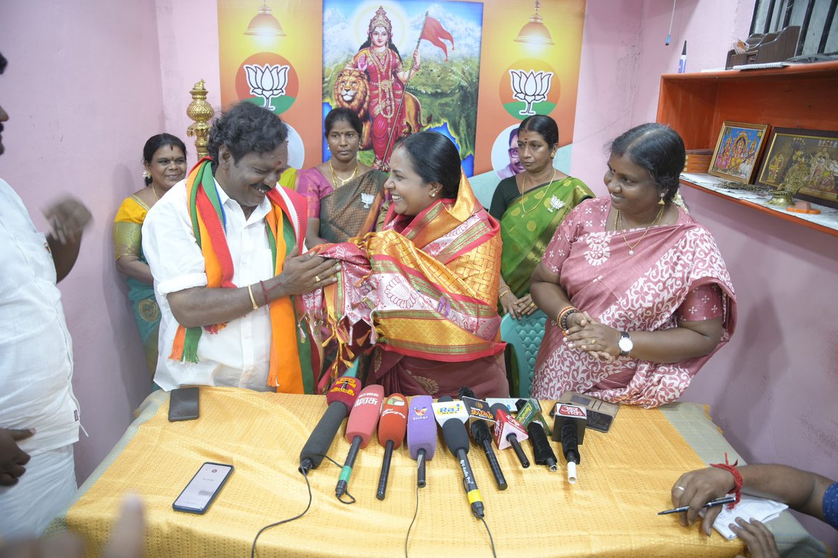 VanathiBJP's tweet photo. தேசிய ஜனநாயக கூட்டணியின் மயிலாடுதுற��� பாராளுமன்ற பாட்டாளி மக்கள் கட்சி வேட்பாளர் @MaKaStalin அவர்கள் வெற்றி பெற வாழ்த்துக்களை தெரிவித்துக் கொள்கிறேன்.

#மீண்டும்_மோடி_அரசு https://t.co/LbN3oDG1Fc