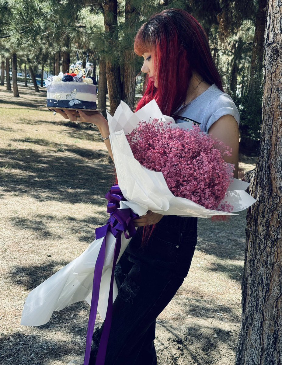 یه سال دیگه رو زنده موندم🥂
بادکنکاتونو بردارییید🎈🎂