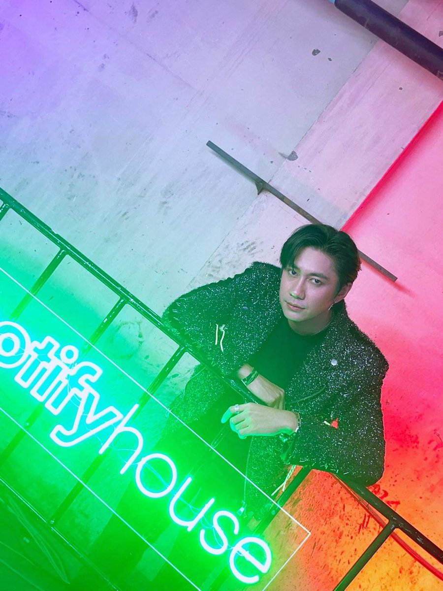 Najang_ninegems's tweet photo. มันโค...ตะ...ระ...หล่อ
#SpotifyHouseTH
#JamRachata https://t.co/bQlQoN68Vm