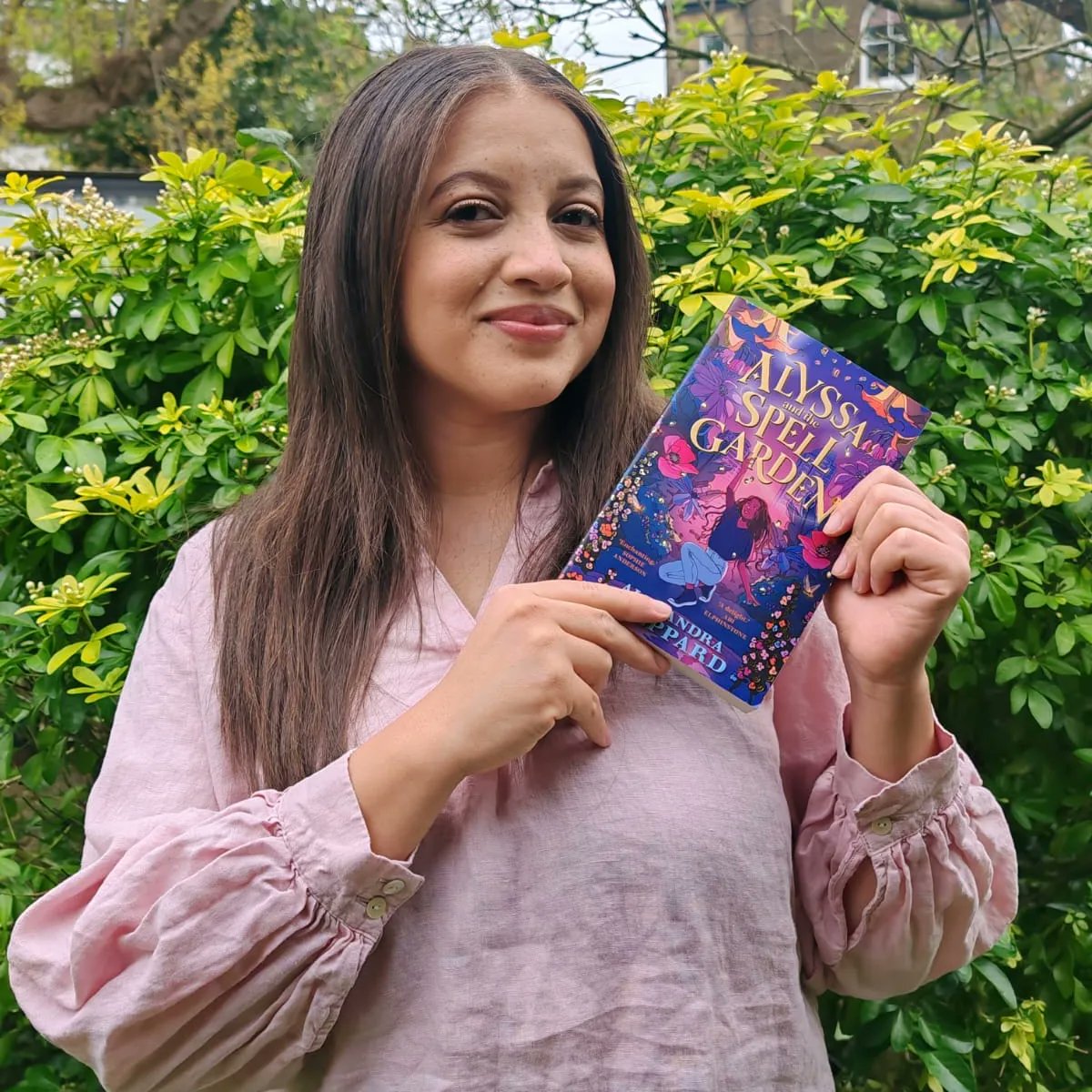 My MG debut is out today! Alyssa & The Spell Garden is my third novel, four years in the making. If you like... ✨ Spellbinding tea blends ✨ Communities fighting gentrification ✨ Charismatic Jamaican aunties ... Then do I have the book for you 😉