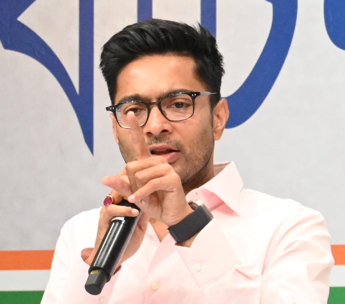 AITCofficial's tweet photo. Today, Shri @abhishekaitc convened an internal meeting with leaders and party workers from Maldaha Uttar and Maldaha Dakshin.
He took stock of the preparations for the upcoming LS election, urging the flag-bearers of Ma, Mati, Manush to engage with the people and convince them that the only path to reclaim Bengal's rights is by ensuring the Bishorjon of Bangla-birodhi BJP!