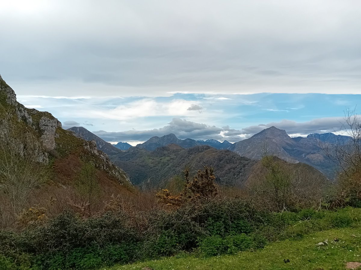 051/150 🧗‍♂️ Aunque en este collado el vendaval SE era tremendo, las paredes ofrecían algo de protección y medio se podía estar, aunque más frío que ayer. Un poco hartos de este viento, pero supongo que cuando pare o cambie lloverá. Ye lo que hay y se hace lo que se puede.