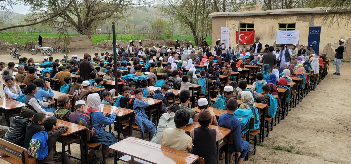 TİKA, #Afganistan’da eğitim altyapısına desteğini sürdürüyor 🏫Belh, Semengan, Tahar ve Saripul vilayetlerindeki okullara 600 takım masa ve sıra temin edildi. 🔗tika.gov.tr/tika-afganista…