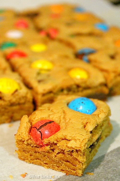 Chocolate Chunk Cookie Bars with an Easter twist! thelinkssite.com/2016/03/23/eas… #cookiebars #cookies #cookierecipe
