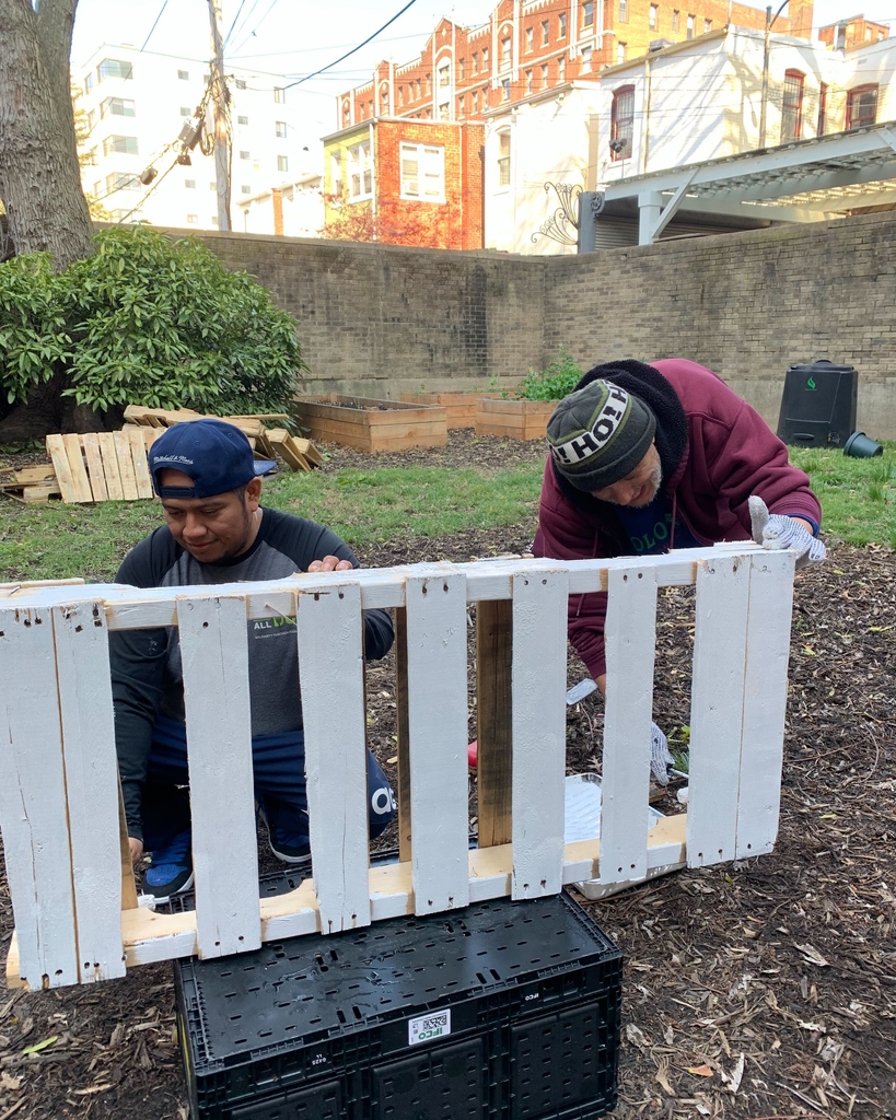 foodforalldc's tweet photo. Here's Team FFA repurposing pallet crates to spruce up the community garden - making sure no element of our project goes to waste!

#FFADC #FoodforAll #Community #givingback #support #fundraiser #nonprofit #socialgood #donate #donation #change #socialimpact #dogood https://t.co/4FEukxKkl7