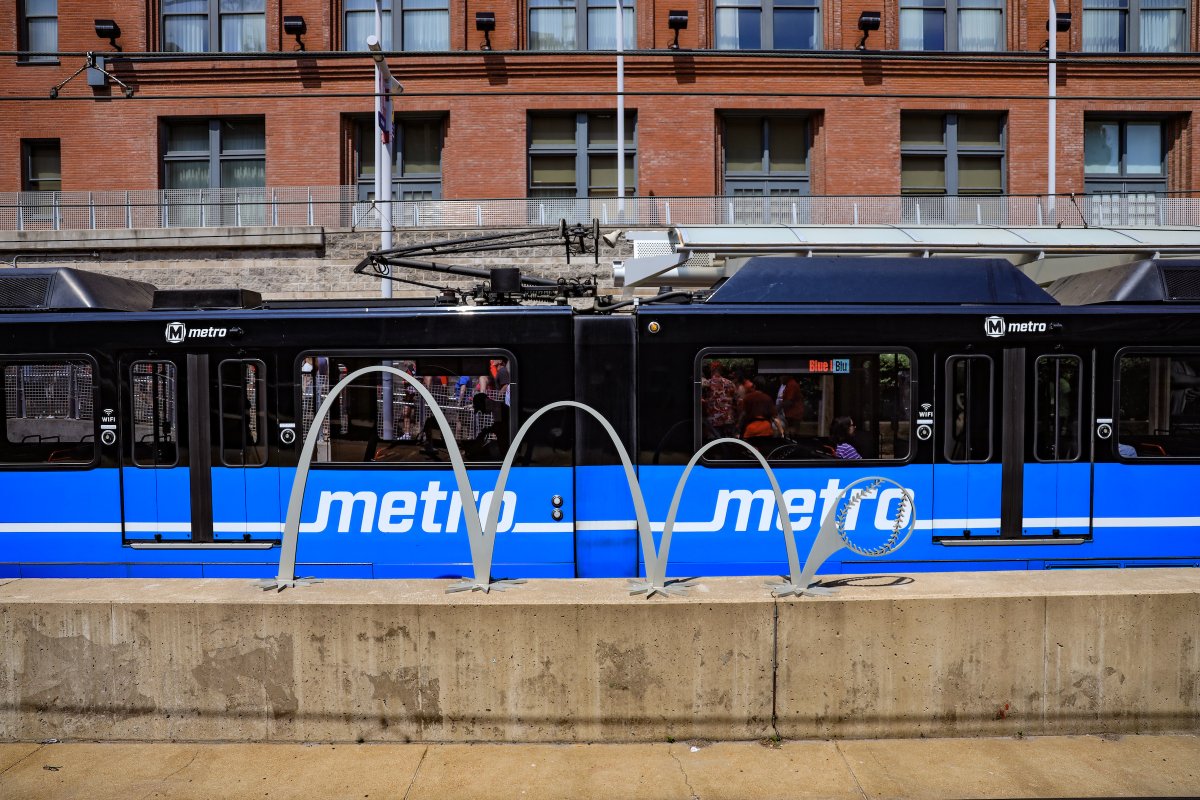 🚊We'll upgrade St. Louis light rail ticketing with cutting-edge tech. We'll provide state-of-the-art vending machines, replacing older models in 38 stations. New systems will improve user experience with a more cutting-edge aesthetic and larger screens. bit.ly/3J2OVdD