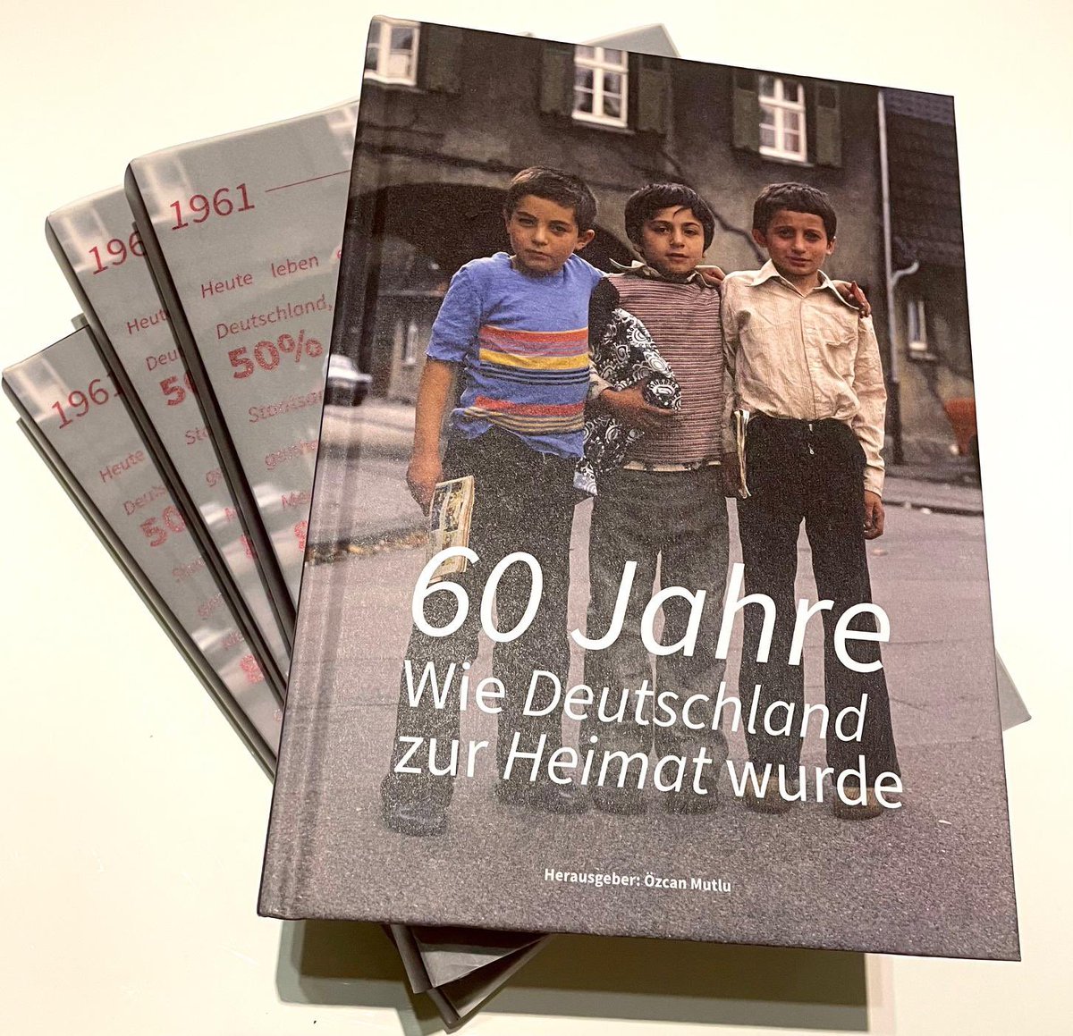 Size Kitap tavsiyemiz var. Bir birinden güzel 27 başarı hikayesi içeren „Almanya nasıl Vatan oldu” okuyun&okutun. Tüm telif geliri bağışlandı! Yayımcı @OezcanMutlu 🇩🇪bit.ly/dta60_ 🇹🇷bit.ly/dta60- 🇹🇷dogankitap.com.tr/kitap/almanya-… 🇹🇷Sesli Kitap storytel.com/tr/books/alman…