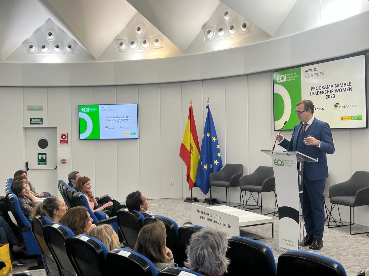 <a href="/PRISA/">PRISA</a> 📢#ClausuraEOI <a href="/agonzalezpas/">Alberto González Pascual</a> Director de Cultura, Desarrollo y Talento, PRISA Media, ha querido transmitir a las alumnas un último mensaje: 

"hay una vertebración entre cuerpo y mente, entre el yo y el inconsciente, y no podemos ser líderes en solitario".