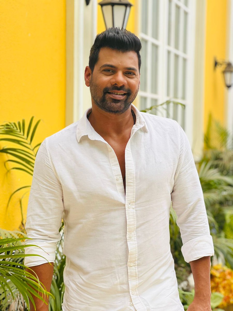 Charming the world, one look at a time- Shabir Ahluwalia😍💛 @SHABIRAHLUWALIA . . . #mohan #radhamohan #pkpnrm #ShabirAhluwalia #pyarkapehlanaamradhamohan