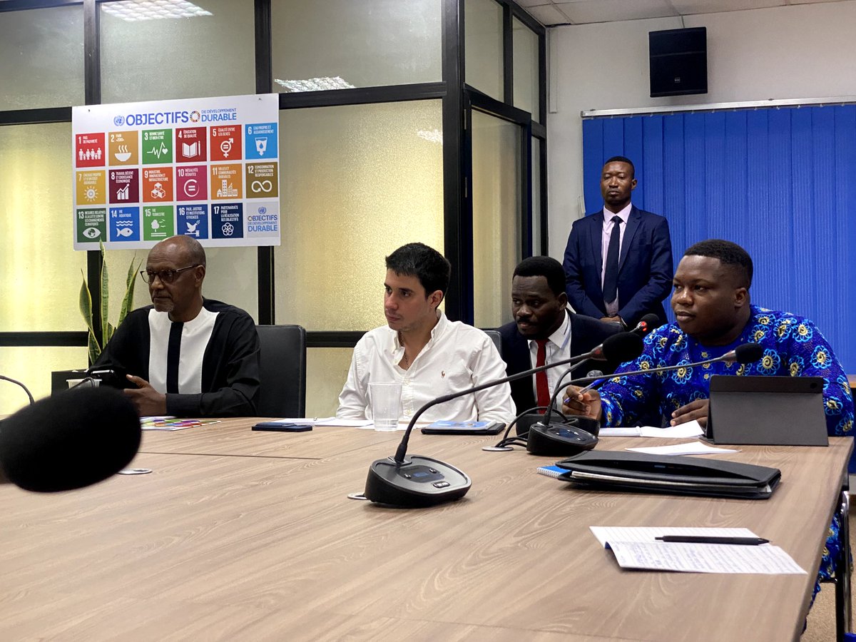 UNICEF_Benin's tweet photo. En ce moment se déroule une rencontre hybride entre les organisations de jeunes et le Sous-Secrétaire Général des Nations Unies pour la jeunesse, Felip Paulier.

Plusieurs jeunes sont dans les bureaux d'@UNICEF_Benin à Cotonou, Parakou et Natitingou pour faire entendre leur voix. https://t.co/QYGCu3JC5l