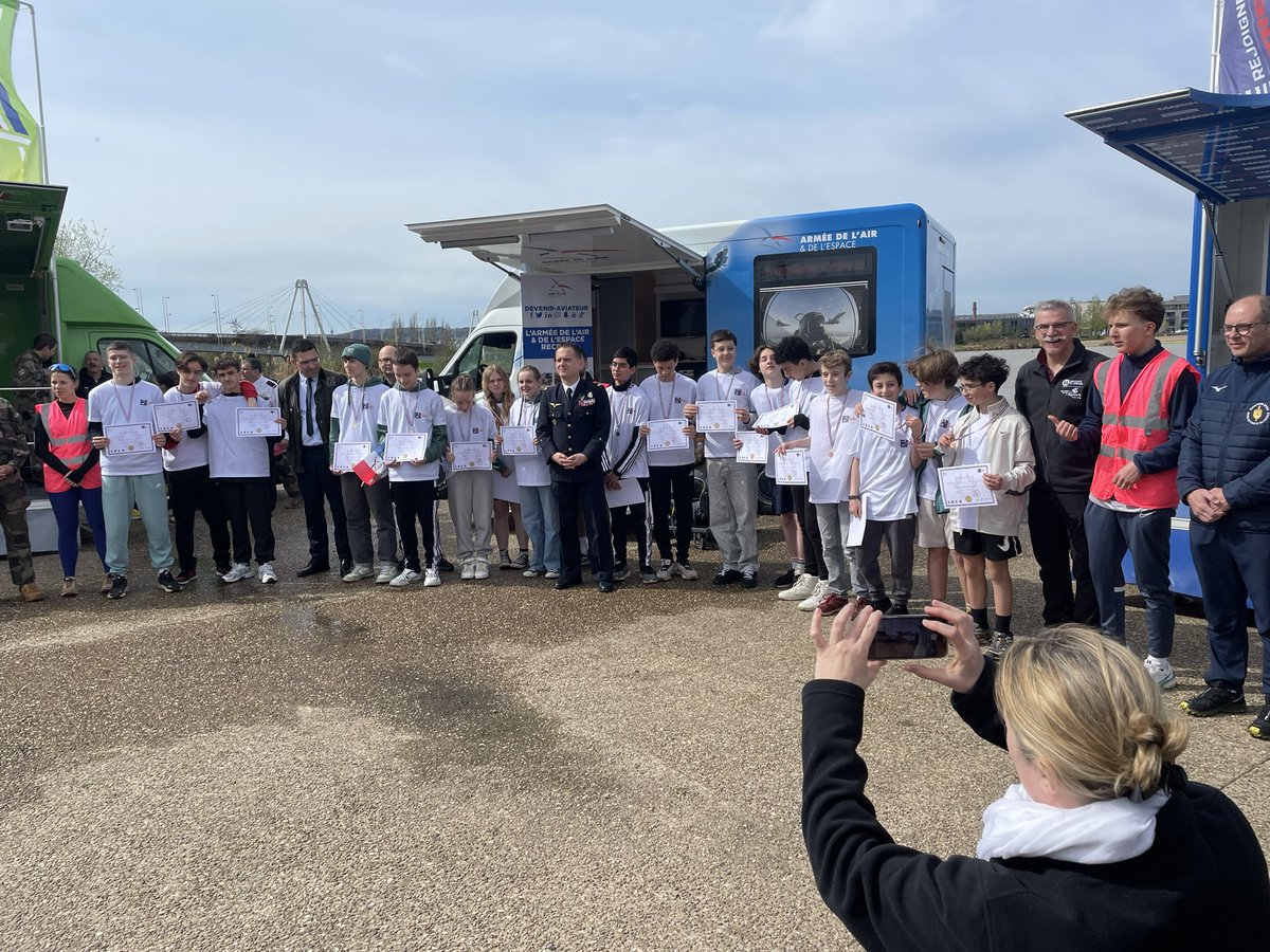 MeyerSeb's tweet photo. #SOP2024 J4️⃣: 250 collégiens et lycéens engagés dans le Raid « Sport, Armées, Jeunesse » organisé par les étudiants de L3 EM #STAPS de @Univ_Lorraine, la #DMD54, @unss_54 et @acnancymetz. Sous le soleil, un beau 3ème temps fort pour nos élèves!! https://t.co/LsKSileE7Q