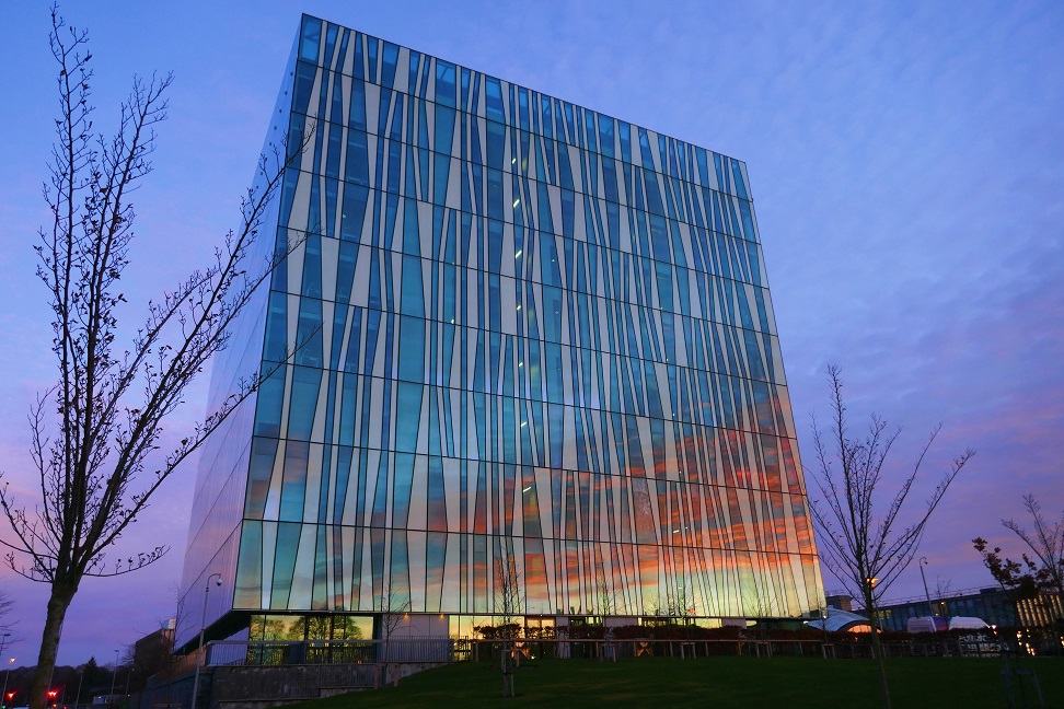 In today's #CampusPicOfTheWeek we see the Sir Duncan Rice Library beautifully reflecting daybreak. The Library has just been included in a National Rail list highlighting seven of the best libraries to visit in Britain. abdn.io/Au