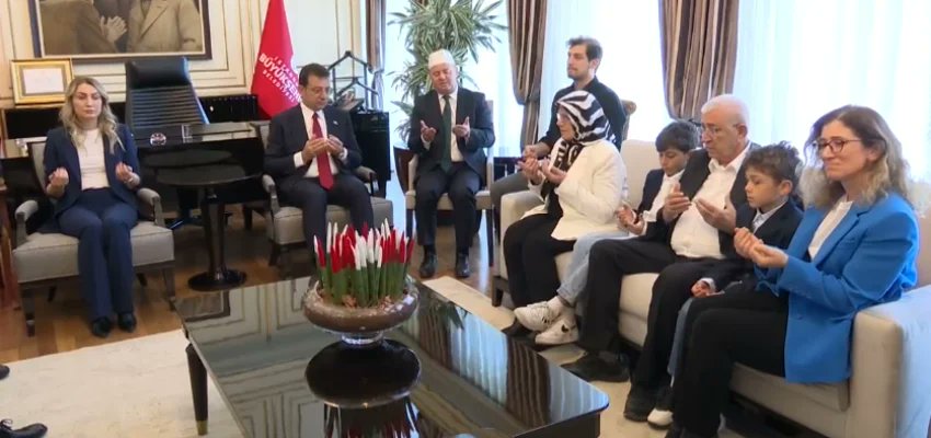 Makamınıza girip kapıyı kapatıp tek başına bir köşede sessizce dua etseniz Allah görmeyecek mi? 
Halk görmezse Allah'ın görmesi ne işe yarar değil mi?
