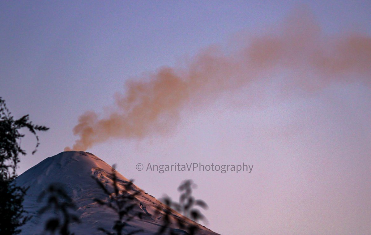 Amanecer de hoy #VolcánVillarrica una maravilla de todos los colores