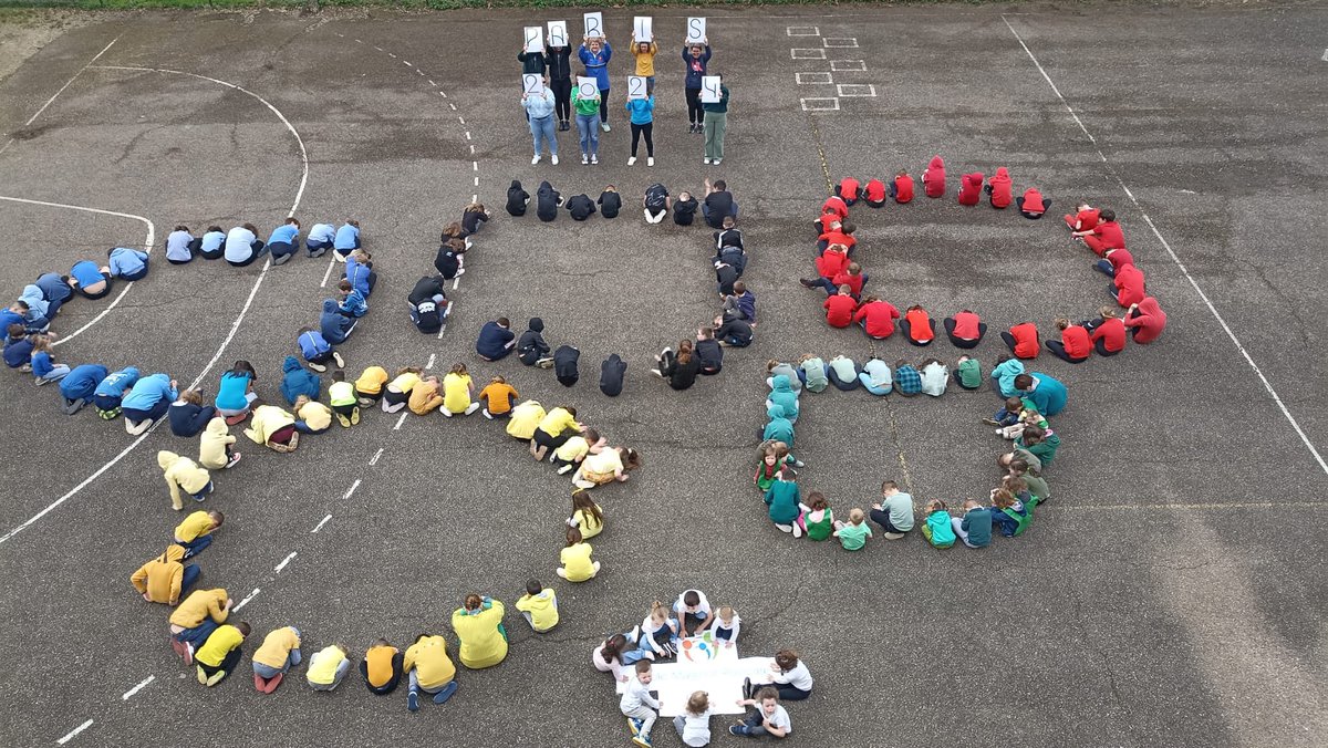 Réunion de tous les élèves de l’école pour la #SOP2024 performance artistique collective #DéfiN relevé avant les jeux cet après midi. @IenBar <a href="/55Cpd/">JL DORANGEON CPD EPS 55</a> <a href="/DSDEN55/">DSDEN55</a>