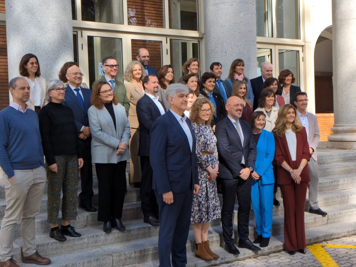 Estamos recibiendo en @unicomplutense al staff coordinador de nuestra alianza @Una_Europa. Les presentamos al Vicerrectorado de Estudiantes, al @casaestudiante, el @ObservaUCM y a nuestras estudiantes de la Local Task Force y la @DCE_UCM 🌐 una-europa.ucm.es