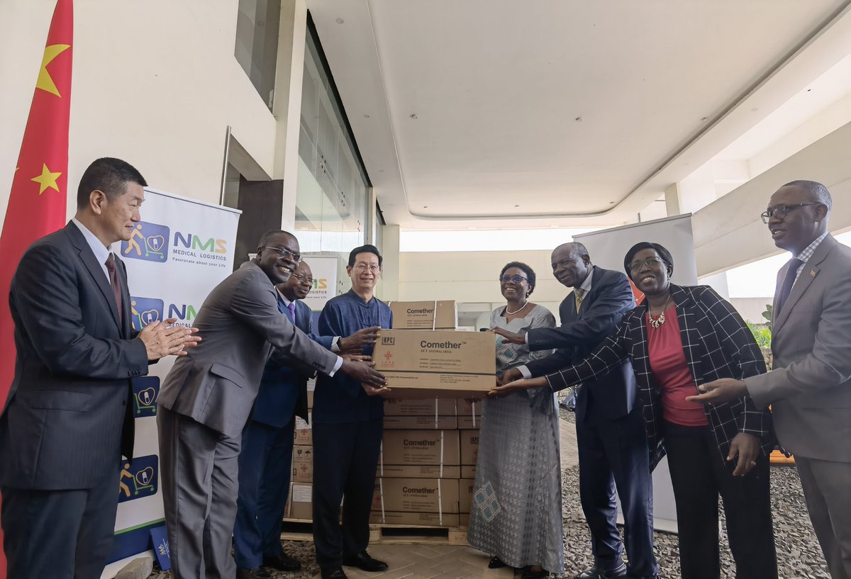 Pleased to hand over around 500,000 packs of Anti-Malaria drugs (worthy of 1.1 million USD) to @JaneRuth_Aceng, Minister of @MinofHealthUG , donated by Chinese Government to Ugandan Government. Those drugs will help Uganda in her ongoing fight against Malaria.
